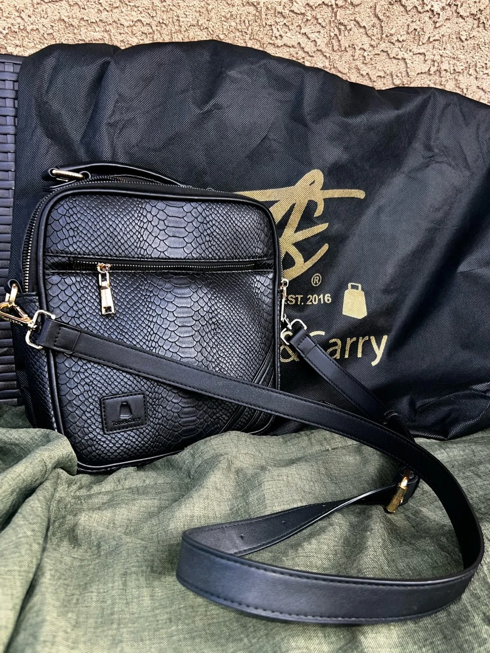 Black Textured Crossbody Bag w/Gold Hardware